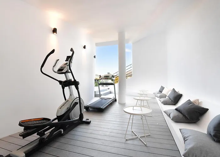 Extraordinary 7 Bdrm W Pool, Gym, Cinema Appartement