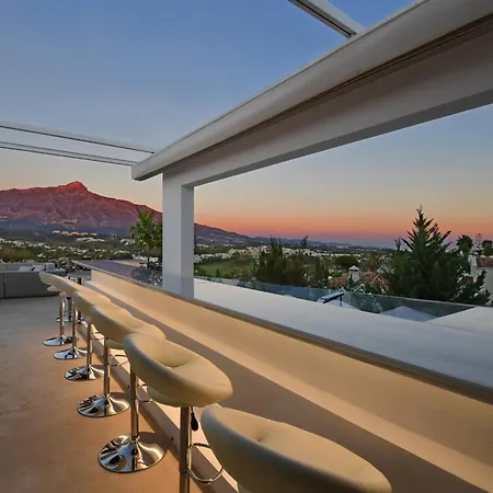 Extraordinary 7 Bdrm W Pool, Gym, Cinema Apartment *