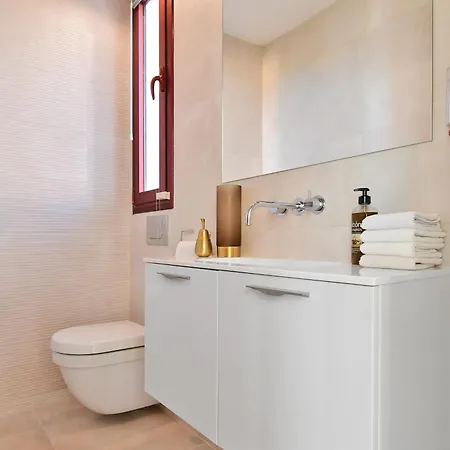 Extraordinary 7 Bdrm W Pool, Gym, Cinema Apartment *