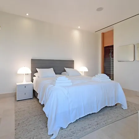 Extraordinary 7 Bdrm W Pool, Gym, Cinema *