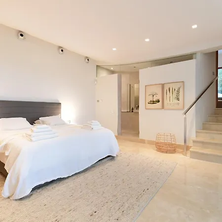 Extraordinary 7 Bdrm W Pool, Gym, Cinema Apartment