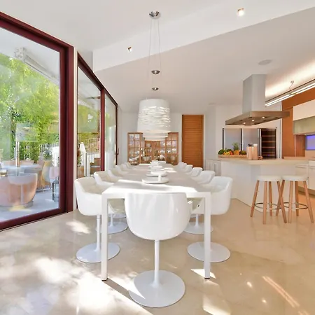 Extraordinary 7 Bdrm W Pool, Gym, Cinema *