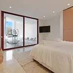 Extraordinary 7 Bdrm W Pool, Gym, Cinema Daire