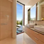 Extraordinary 7 Bdrm W Pool, Gym, Cinema Daire Marbella
