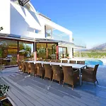 Extraordinary 7 Bdrm W Pool, Gym, Cinema Daire *