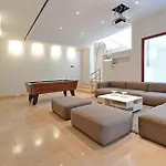 Extraordinary 7 Bdrm W Pool, Gym, Cinema Daire Marbella