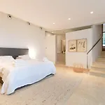 Extraordinary 7 Bdrm W Pool, Gym, Cinema Daire