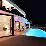 Daire Extraordinary 7 Bdrm W Pool, Gym, Cinema Marbella