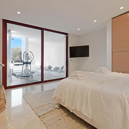 Extraordinary 7 Bdrm W Pool, Gym, Cinema Apartment