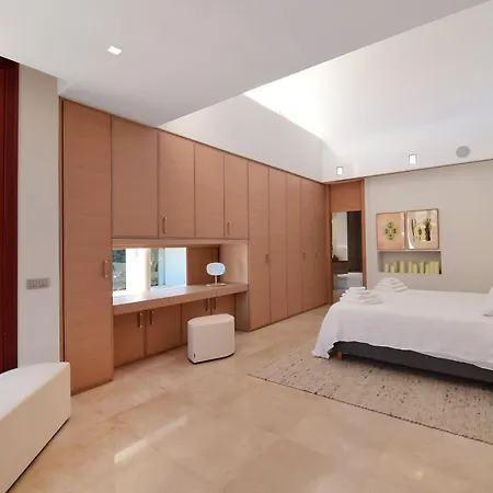 Апартаменты Extraordinary 7 Bdrm W Pool, Gym, Cinema