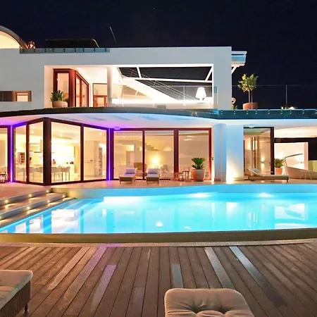 Extraordinary 7 Bdrm W Pool, Gym, Cinema