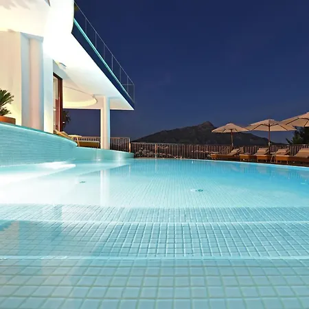 Extraordinary 7 Bdrm W Pool, Gym, Cinema Apartment *