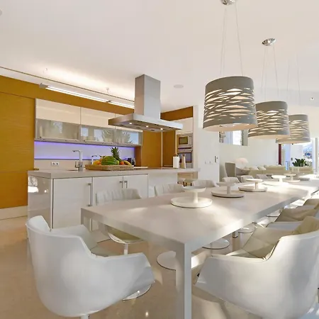 Extraordinary 7 Bdrm W Pool, Gym, Cinema