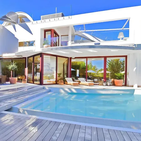 Extraordinary 7 Bdrm W Pool, Gym, Cinema Lejlighed