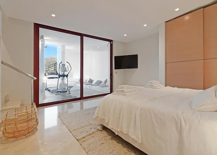 Extraordinary 7 Bdrm W Pool, Gym, Cinema Appartement