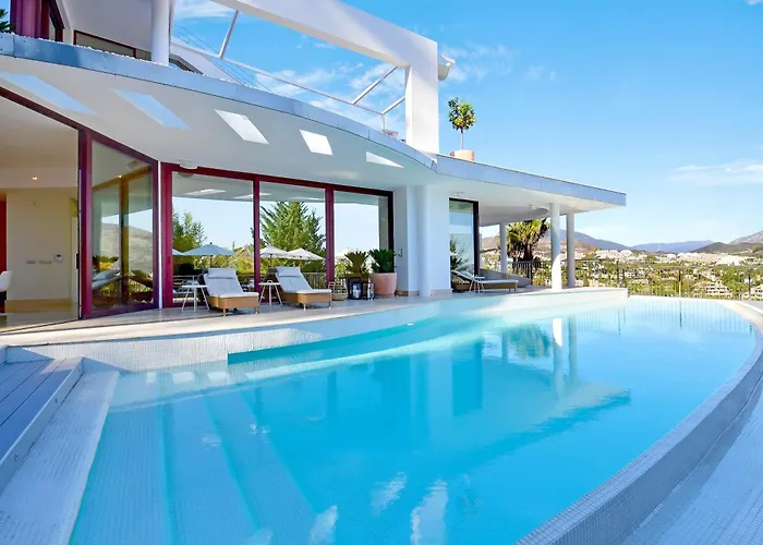 Extraordinary 7 Bdrm W Pool, Gym, Cinema *