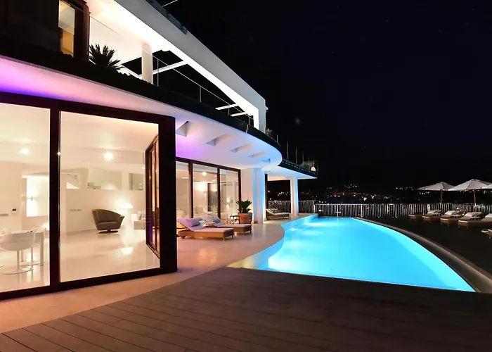 アパート Extraordinary 7 Bdrm W Pool, Gym, Cinema マルベーリャ