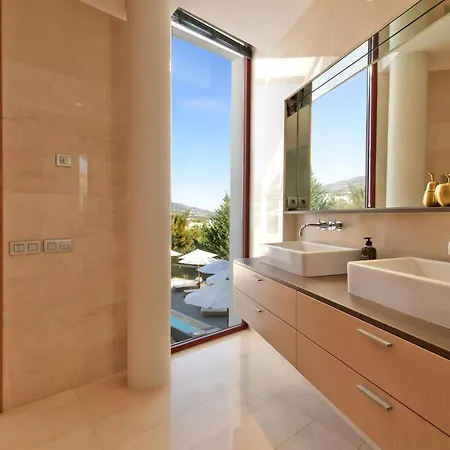 Extraordinary 7 Bdrm W Pool, Gym, Cinema 아파트 마르베야