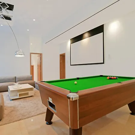 Extraordinary 7 Bdrm W Pool, Gym, Cinema * 마르베야
