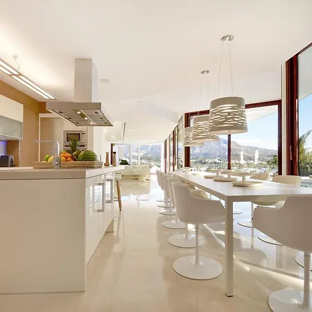 Extraordinary 7 Bdrm W Pool, Gym, Cinema * 마르베야