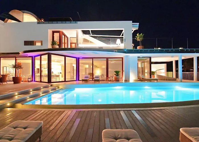 Extraordinary 7 Bdrm W Pool, Gym, Cinema