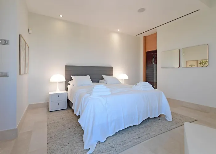 Extraordinary 7 Bdrm W Pool, Gym, Cinema *