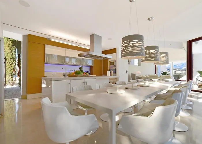 Extraordinary 7 Bdrm W Pool, Gym, Cinema