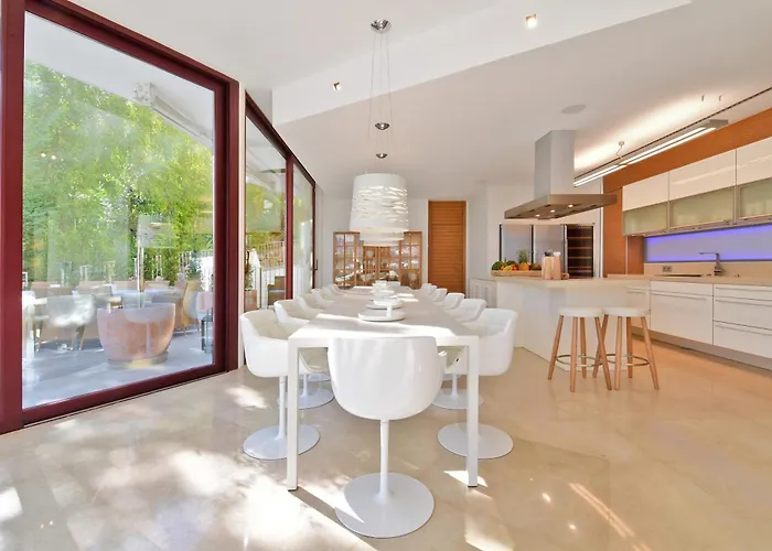 Extraordinary 7 Bdrm W Pool, Gym, Cinema *