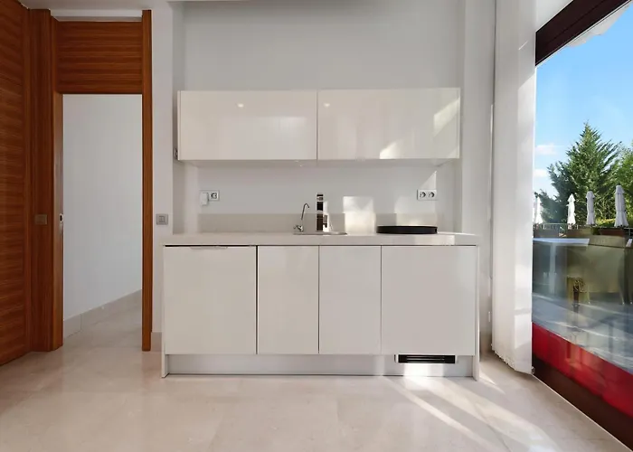 Extraordinary 7 Bdrm W Pool, Gym, Cinema