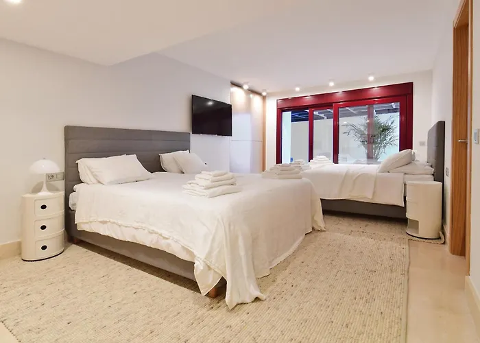 Extraordinary 7 Bdrm W Pool, Gym, Cinema